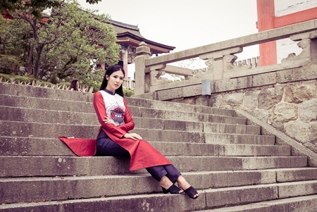 Ngọc Hân khoe dáng với áo dài tại Nhật Bản