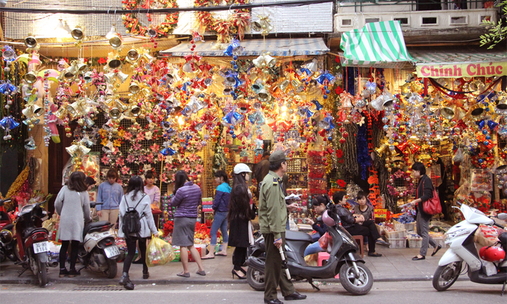 Phẫn nộ người đàn ông ngang nhiên móc túi giữa ban ngày trên đường phố Hà Nội