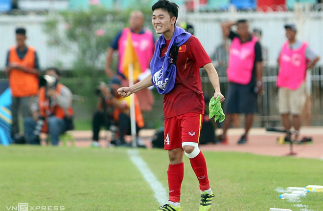 Xuân Trường tái hiện hình ảnh 'chỉ đạo' đồng đội giống C. Ronaldo