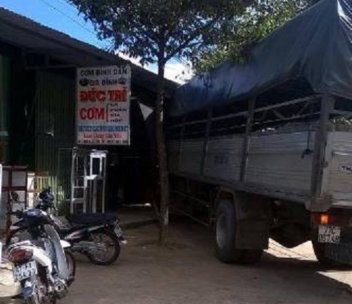 Xe tải không người lái đâm sập quán cơm, nhiều người hoảng loạn