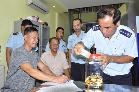 Tóm gọn người đàn ông chở 18 kg vàng lao ôtô qua cửa khẩu