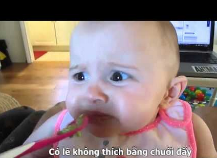 Biểu cảm hài hước của em bé khi lần đầu ăn bơ