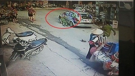 Taxi kẹp tay, kéo lê Thiếu tá Công an trên đường La Thành