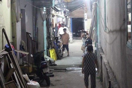 Thanh niên la hét, xông vào nhà hàng xóm đâm chết người