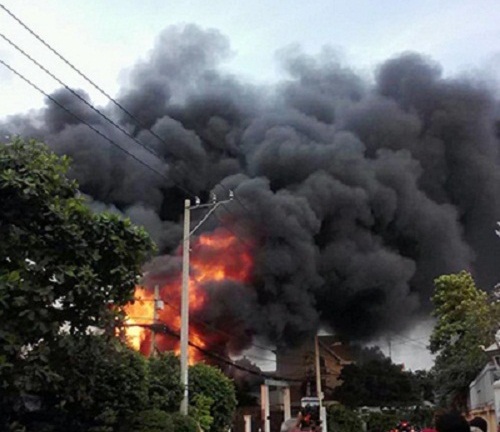 Cháy lớn tại cơ sở sản xuất nệm mút, 2 người tử vong