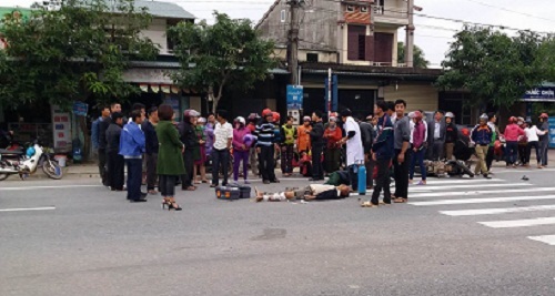 Nạn nhân nguy kịch sau tai nạn được sơ cứu ngay trên quốc lộ