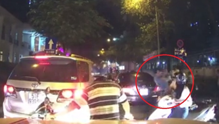 Tài xế 'dằn mặt' thanh niên cố tình tông ôtô