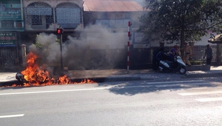 Thanh niên châm lửa đốt xe vì bị xử phạt vi phạm giao thông