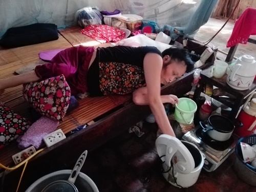 Người đàn bà bại liệt một mình chống chọi với bệnh tật suốt 23 năm