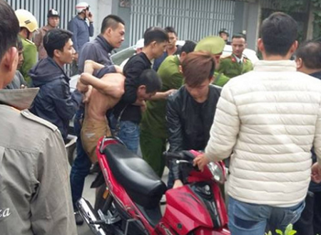 Công an nổ súng vây bắt kẻ ôm bình ga nhảy sang nhà hàng xóm cố thủ