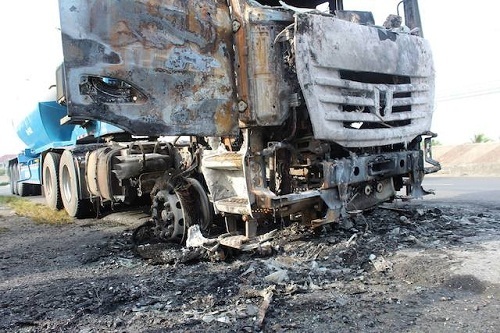 Xe đầu kéo bốc cháy, tài xế hoảng hốt nhảy khỏi cabin