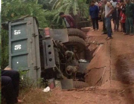 Xe tải làm sập cầu, lộn cổ xuống suối, tài xế may mắn thoát chết