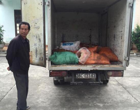 Bắt giữ xe tải chở 14 bao tải mỡ trâu bò không rõ nguồn gốc