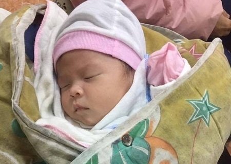 Một bé gái sơ sinh bị bỏ rơi gần cổng chùa