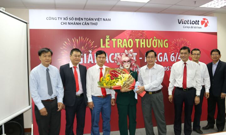 Vietlott trao giải Jackpot thứ 5 cho khách hàng trúng thưởng