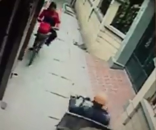 Bé trai suýt bị xe chèn qua người vì mẹ giật mình mất lái