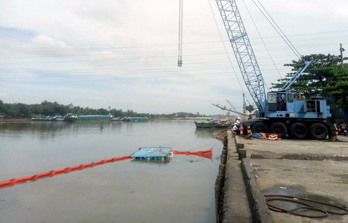 Sà lan chở sắt bị chìm, nhiều người rơi xuống sông Đồng Nai