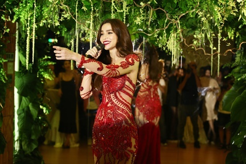 Hà Hồ tự tin xuất hiện sau scandal lộ ảnh ở Mỹ với đại gia kim cương