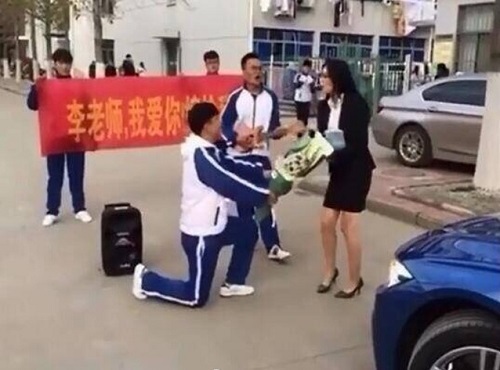 Màn cầu hôn của học sinh cấp 3 dành cho cô giáo đã bị từ chối kịch liệt