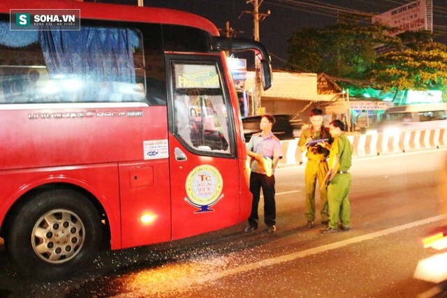 Xe khách bị chặn đầu đập phá, hành khách hoảng loạn kêu cứu