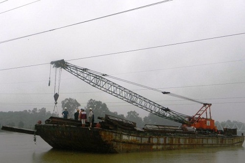 Cần cẩu trên sà lan vướng đường dây điện 110kV gây nổ, mất điện