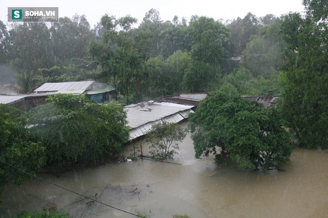 Nước lũ dâng cao, động đất xuất hiện ở Quảng Nam