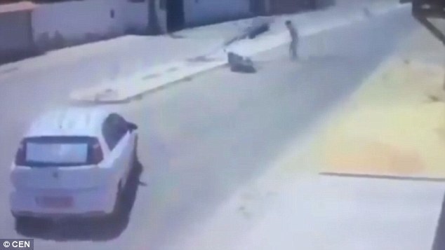 Bay ra khỏi xe máy không làm sao lại bị thương bởi cột đèn