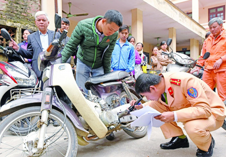 Người dân Hà Nội đăng ký sang tên đổi chủ xe máy tăng vọt