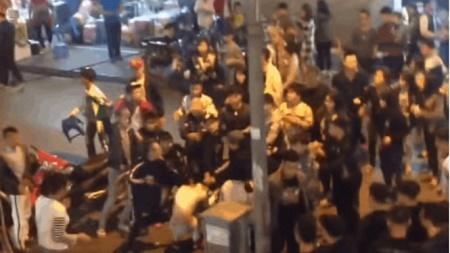 Hà Nội: Truy tìm 2 nhóm thanh niên ẩu đả trên phố đi bộ