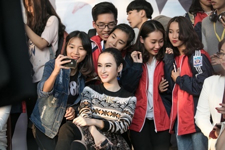 Angela Phương Trinh xuất hiện sành điệu, được các fan vây kín