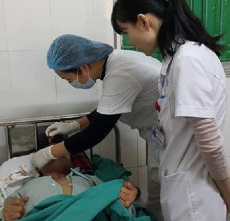 Bệnh viện E cấp cứu thành công bệnh nhân bị súng hoa cải bắn vào mặt