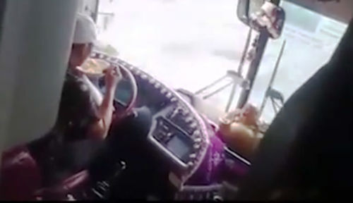 Xử lý nghiêm tài xế buông vô lăng, ăn mì trong lúc lái xe khách