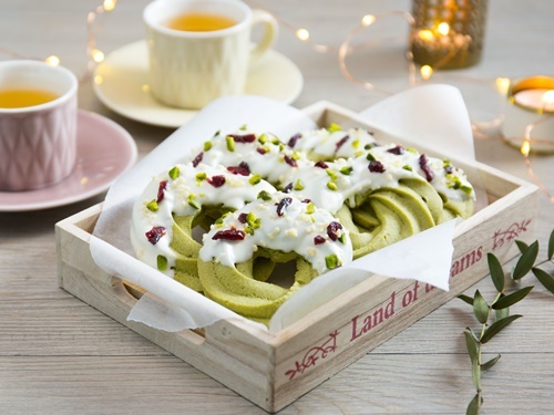 Cách làm bánh quy matcha trang trí hình vòng hoa giáng sinh đơn giản
