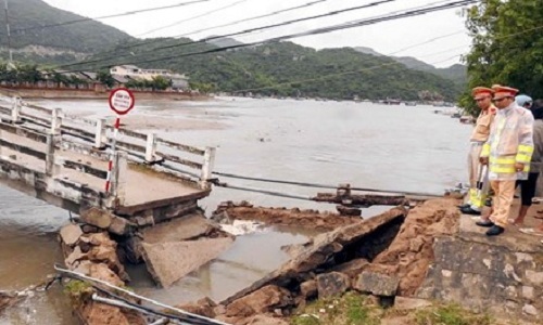 Lũ lớn làm sập cầu đến khu du lịch Vĩnh Hy