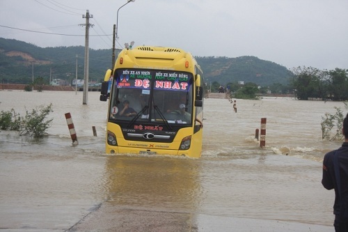 Lũ lớn tiếp tục về, hàng ngàn học sinh phải nghỉ học ở Bình Định