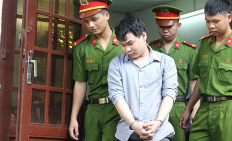 Giải vây cho em, anh trai vác dao đâm chết người