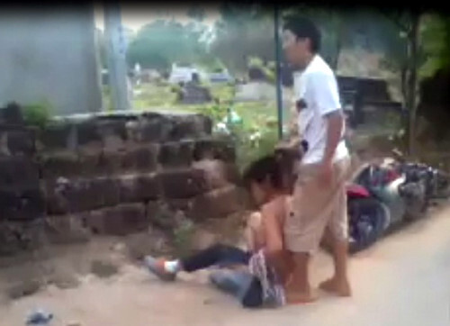 8X lột quần áo bạn gái giữa đường vì đòi chia tay