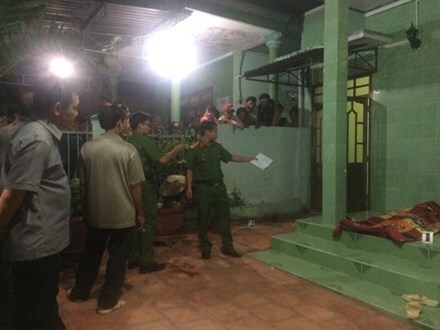 Đang xem tivi, người đàn ông bị thanh niên xông vào nhà đâm chết