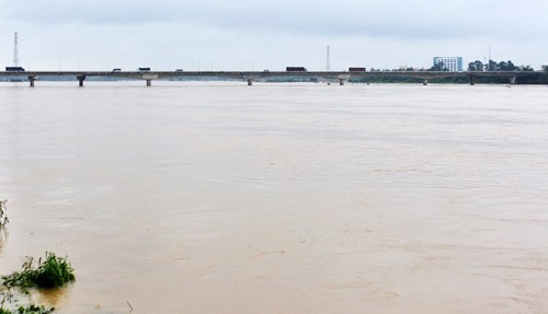 Hai học sinh lớp 8 bị lũ cuốn trên đường đi học về