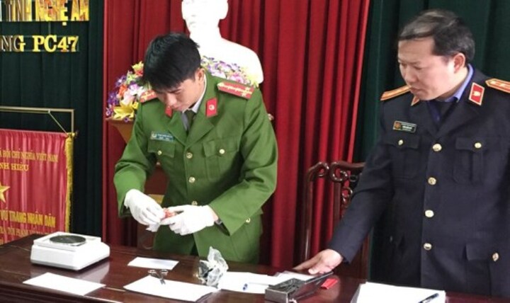 Bắt nóng kẻ buôn bán ma túy luôn