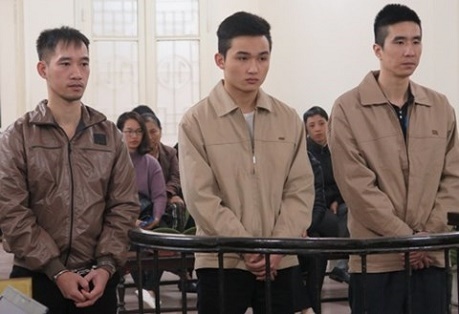 Truy sát khách hàng vì … không chịu mua hoa