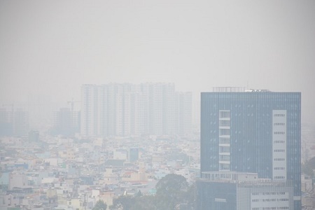 Đầu giờ chiều, TP HCM vẫn chìm trong sương mù