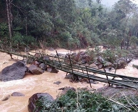 Quảng Ngãi: Hàng nghìn m3 đất đá vùi lấp nhà dân