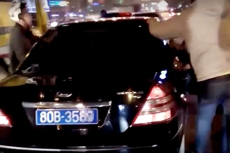 Người dân truy bắt xe biển xanh đâm người bỏ chạy giữa Hà Nội