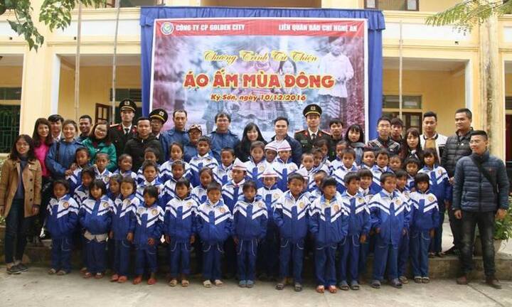 Hơn 1.000 chiếc áo ấm được trao đến học sinh vùng biên