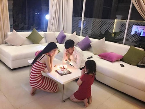 Công Vinh đón sinh nhật bên Thủy Tiên và con gái sau tuyên bố giải nghệ