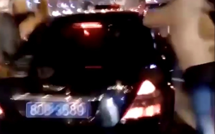 Truy bắt xe biển xanh đâm người bỏ chạy giữa Hà Nội