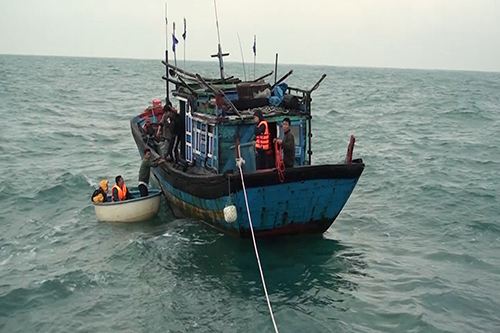 13 nhà khoa học và thuyền viên vào bờ an toàn sau gần 20 giờ lênh đênh trên biển