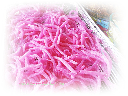 Cách làm mứt dừa có màu hồng cho những cô nàng “mê” kẹo ngọt