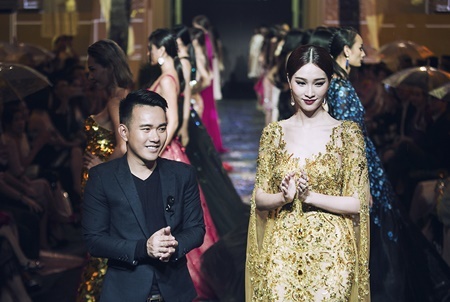 Hoa hậu Đặng Thu Thảo lần đầu trình diễn catwalk, lộng lẫy làm vedette 